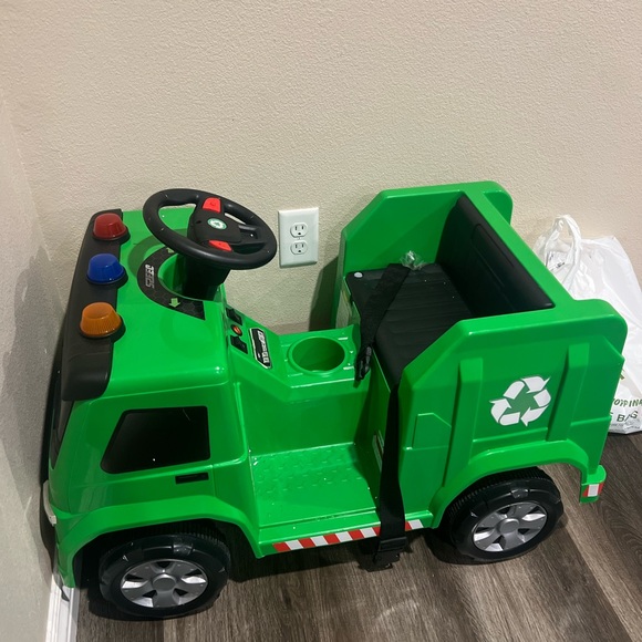 Green Garbage Truck - Picture 2 of 10